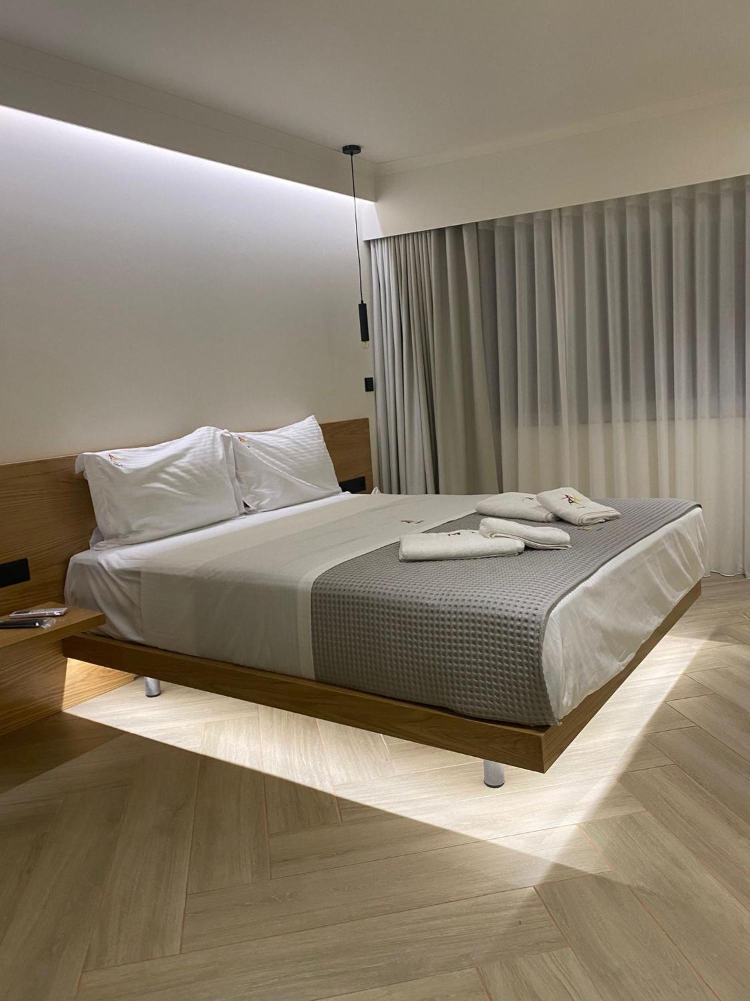 Aparthotel Triple A - Near Ermou Shopping Street - Family Hospitality - Free Parking! Atenas Exterior foto