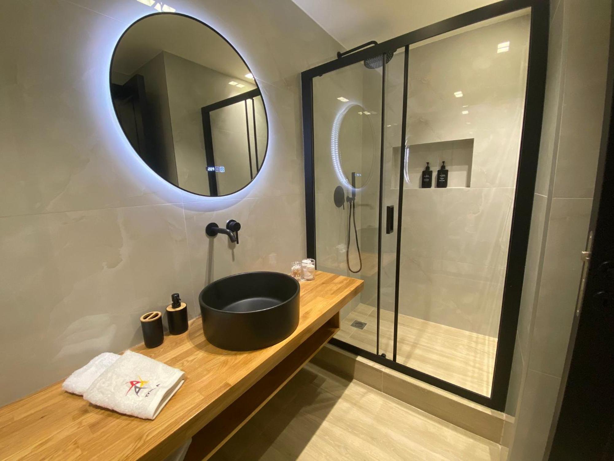 Aparthotel Triple A - Near Ermou Shopping Street - Family Hospitality - Free Parking! Atenas Exterior foto