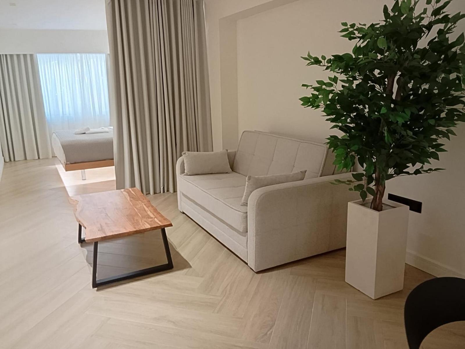 Aparthotel Triple A - Near Ermou Shopping Street - Family Hospitality - Free Parking! Atenas Exterior foto